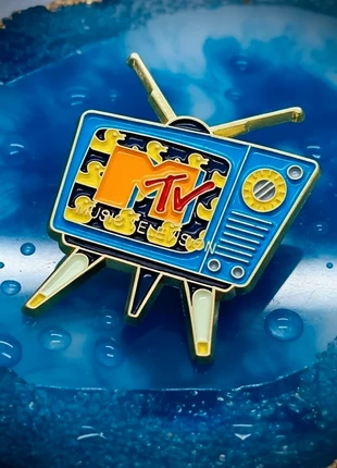 Pins TV rétro bleu jaune orange logo MTV music television culte kitsch Y2K alt vintage, marke: Witch, zustand: Sehr gut, 5,00 €, 5,95 € beinhaltet Vinted-Käuferschutz Pro