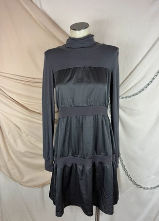 Structured grey dress with mixed materials, a high collar, and an elastic band, marque: Vintage, état: Très bon état, taille: M / 38 / 10, 32,00 €, 34,30 € Protection acheteurs (Pro) incluse