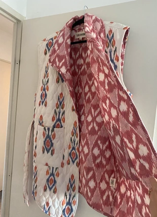 Veste matelassée imprimée sans manche V de Vinster, merk: V de Vinster, staat: Nieuw zonder prijskaartje, maat: M / 38 / 10, € 60,00, € 63,70 inclusief Kopersbescherming