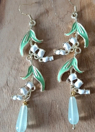 Tres belles boucles d'oreilles fleurs muguet, état: Neuf sans étiquette, 9,00 €, 10,15 € Protection acheteurs incluse