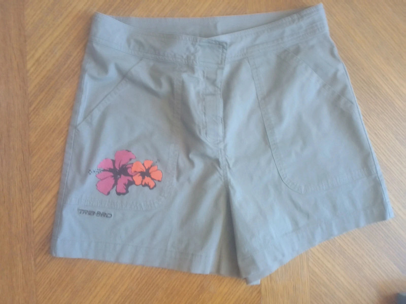 Short femme/ Tribord / taille 38/ beige motifs fleurs 3