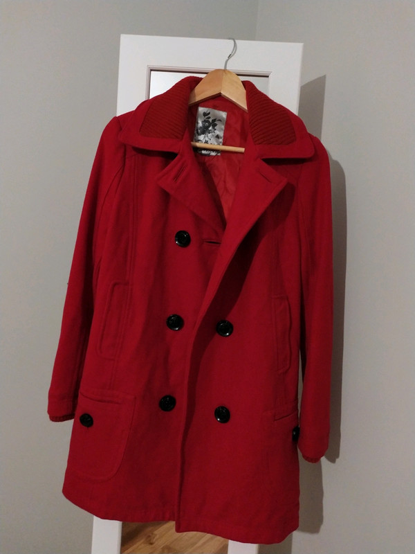 Abrigo rojo largo con botones negros