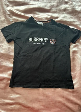 Burberry t-shirt, marque: Burberry, état: Bon état, taille: 9 ans / 134 cm, 12,00 €, 13,30 € Protection acheteurs incluse