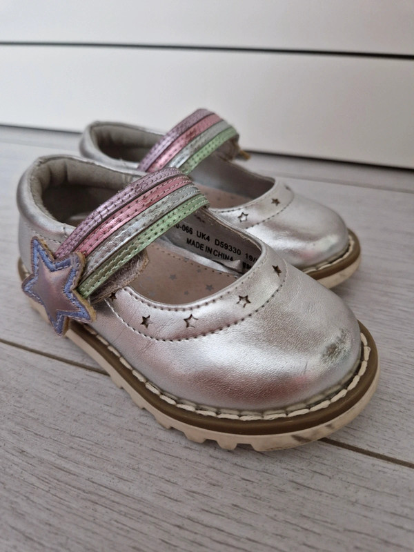 Silver infant deals shoes size 4