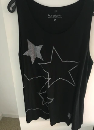 Zwarte top A-lijn met sterrenmotief in zilver, maat 52/54, marque: Bonprix, état: Très bon état, taille: 6XL / 52 / 24, 3,00 €, 3,85 € Protection acheteurs incluse