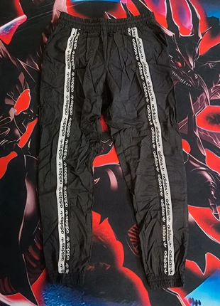 Pantaloni Adidas, merk: adidas, staat: Heel goed, maat: S, € 25,00, € 26,95 inclusief Kopersbescherming