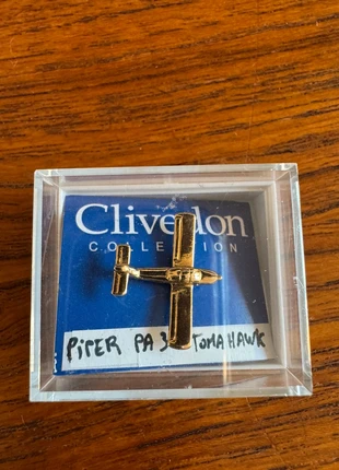 Pin’s avion PA 38 piper doré boîte neuf, marque: Piper, état: Neuf avec étiquette, 7,00 €, 8,05 € Protection acheteurs incluse