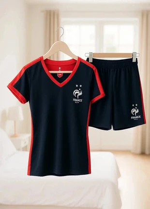 Ensemble de football bleu marine rouge FFF équipe de france enfant garçon taille 12 ans, marke: FFF, zustand: Gut, größe: 12 Jahre / 152, 8,00 €, 9,10 € inklusive Vinted-Käuferschutz