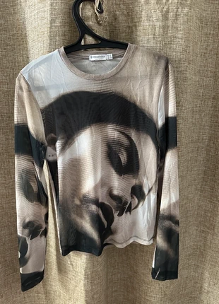 Top a maniche lunghe Stradivarius con stampa artistica - Taglia S, brand: Stradivarius, condizioni: Nuovo senza cartellino, taglia: S / IT 40 / EU 36, €10.00, €11.20 include la Protezione acquisti