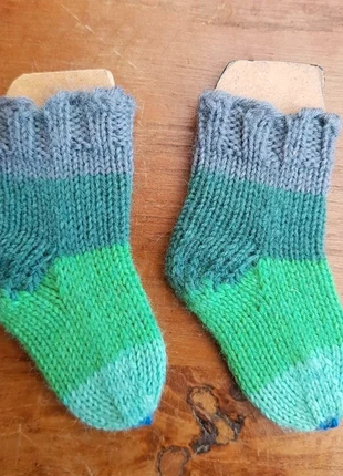 Handgebreide babysokjes, merk: Hand Knitted, staat: Nieuw zonder prijskaartje, maat: Pasgeborene, 44 cm, € 5,00, € 5,95 inclusief Kopersbescherming