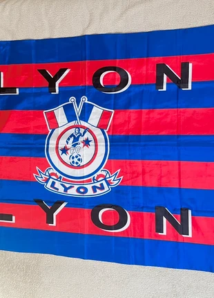 Grand drapeau vintage Lyon – Ancien logo, rayures rouge et bleu, marque: Olympique Lyonnais, état: Très bon état, 7,50 €, 8,58 € Protection acheteurs incluse