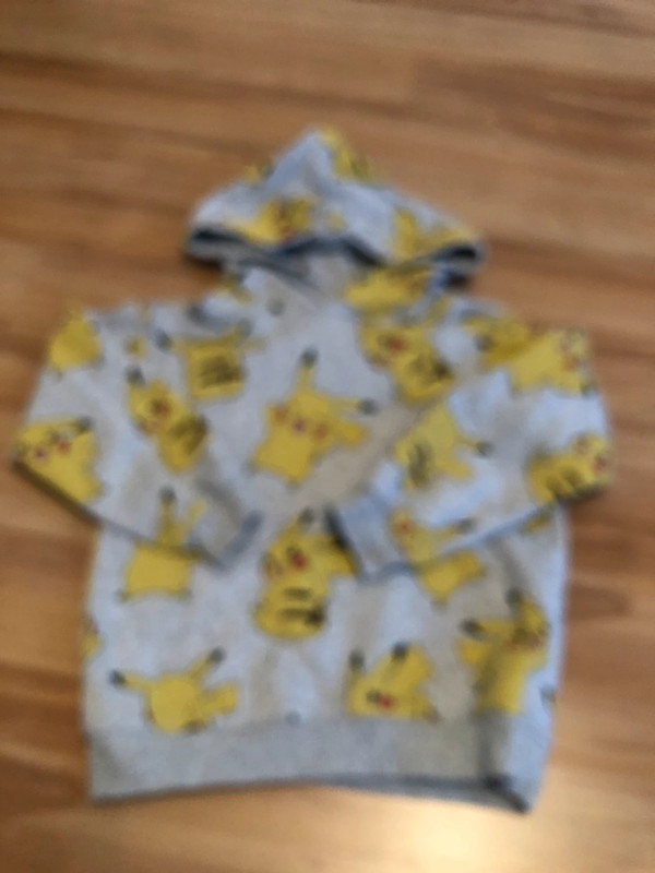 Pikatchu Pullover 1