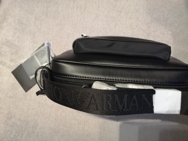 Bolso mariconera Armani. Nueva con etiquetas
