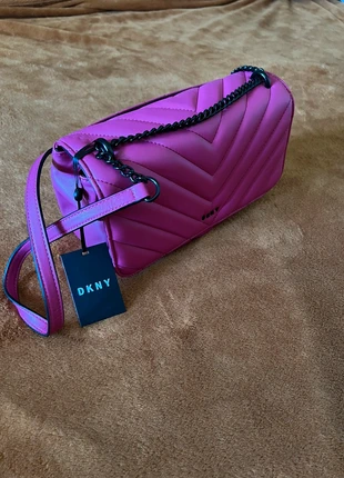 Borsa pochette tracolla DKNY fucsia, brand: DKNY, condizioni: Nuovo con cartellino, €120.00, €126.70 include la Protezione acquisti