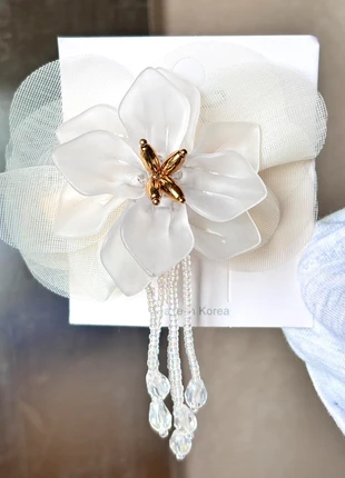 Molletta capelli fiore bianco panna e perline bianche trasparenti, merk: Made in Korea, staat: Nieuw met prijskaartje, € 8,00, € 9,10 inclusief Kopersbescherming