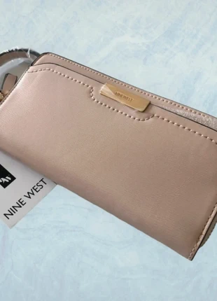 Portafoglio Nine West beige “Lockup Zip” con zip-around & cinturino wristlet - Nuovo, marque: Nine West, état: Neuf sans étiquette, 49,00 €, 52,15 € Protection acheteurs incluse