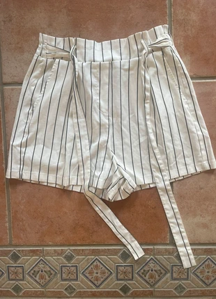 Pantalón corto de tiro alto blanco de rayas talla L, marca: Bershka, estado: Muy bueno, tamaño: L / 40 / 12, 9,00 €, 10,15 € Protección al comprador incluida