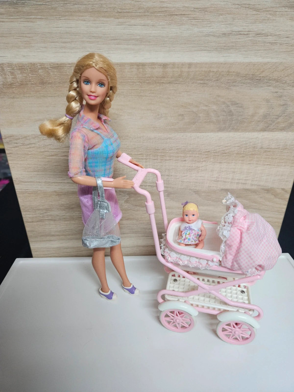 Barbie et Krissy promenade 1