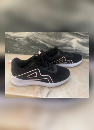 Ténis pretos em muito bom estado, marque: Primark, état: Très bon état, taille: 35, 7,50 €, 8,58 € Protection acheteurs incluse