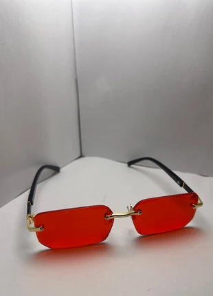 Brille Sonnenbrille rot rahmenlos gold/schwarze Träger Y2K style vintage luxuriös, marke: Sonstiges, zustand: Neu, 9,00 €, 10,15 € inklusive Vinted-Käuferschutz