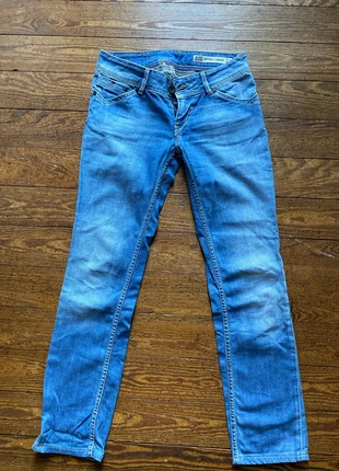 Jean hilfiger xs 34, marque: Hilfiger Denim, état: Très bon état, taille: XS / 34 / 6, 10,00 €, 11,20 € Protection acheteurs incluse