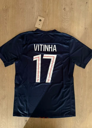 Paris SG home 25/26 - Vitinha #17, marca: Paris Saint-Germain, estado: Novo com etiquetas, tamanho: M, €28.99, €31.14 inclui Proteção do Comprador