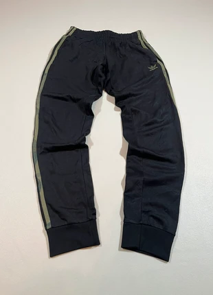 Jogging Adidas de sport noir et kaki Taille S, merk: adidas, staat: Heel goed, maat: S, € 13,00, € 14,35 inclusief Kopersbescherming Pro