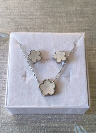 Set collana e orecchini in acciaio inossidabile con fiore bianco, estado: Novo sem etiquetas, €3.00, €3.85 inclui Proteção do Comprador