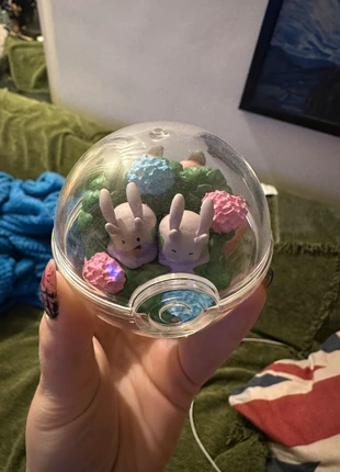 Pokémon Goomy – Mini terrario decorativo / Capsule gashapon, merk: Pokémon, staat: Heel goed, € 10,00, € 11,20 inclusief Kopersbescherming