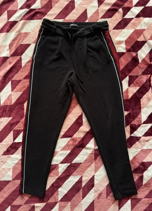 Only Black Joggers with Red & White Side Stripes – Size S, marque: ONLY, état: Très bon état, taille: S / 36 / 8, 6,00 €, 7,00 € Protection acheteurs incluse