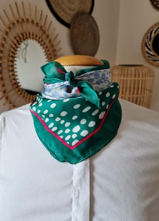 Foulard carré en polyester vintage vert / bleu ciel motifs tacheté 60x60 cm, merk: Vintage, staat: Heel goed, € 5,00, € 5,95 inclusief Kopersbescherming Pro