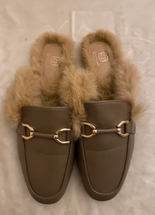 Mules Fausse Fourrure et Détail Doré, marke: Givana, zustand: Gut, größe: 39, 9,00 €, 10,15 € inklusive Vinted-Käuferschutz