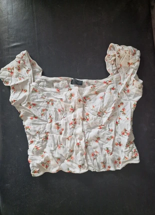 Crop top blanc à fleurs, brand: Bershka, condition: Very good, size: M / 38 / 10, €3.00, €3.85 includes Buyer Protection