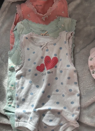 Lot 3 bodies Kiabi, marke: Kiabi, zustand: Zufriedenstellend, größe: 6-9 Monate / 68, 1,50 €, 2,28 € inklusive Vinted-Käuferschutz