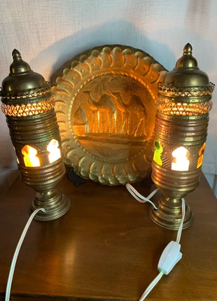 Paire de lampes /Lanternes orientales en laiton ajouré avec verres colorés H 32 cm, marque: Fabrication Artisanale, état: Très bon état, 39,00 €, 41,65 € Protection acheteurs incluse