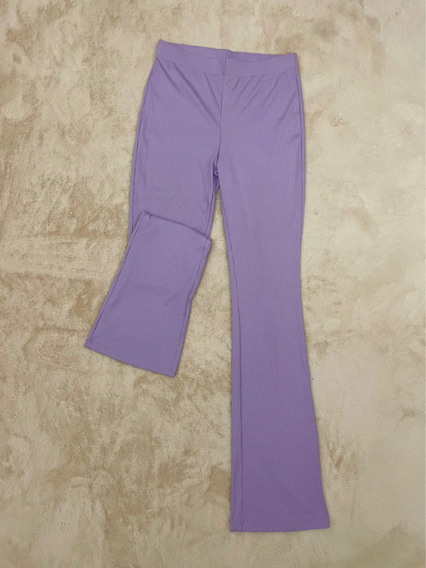 Pantalone lilla a gamba larga