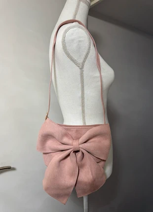 Sac bandoulière nœud rose – Modèle Féminin et Élégant, marque: Boutique Parisienne, état: Très bon état, 7,00 €, 8,05 € Protection acheteurs incluse