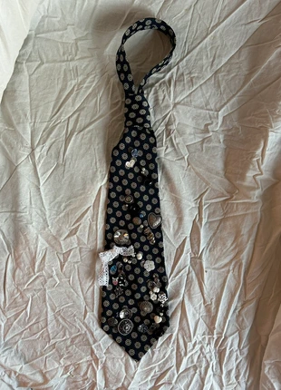 Zelfgemaakte das met knopen en kralen, merk: Unique, staat: Heel goed, € 20,00, € 21,70 inclusief Kopersbescherming