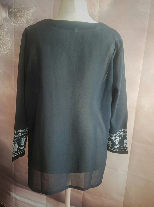 Joli chemisier brodé taille 46/48 - photo numéro 2
