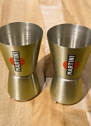 Due misurini in acciaio per cocktail firmato Martini nuovi 30 ml da una parte e 15 ml dall’altra, marque: Martini, état: Comme neuf, 15,00 €, 16,45 € Protection acheteurs incluse