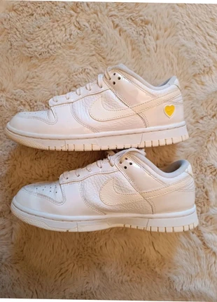 Dunk low valentine's day yellow heart 💛, marca: Nike, estado: Muy bueno, tamaño: 36.5, 88,00 €, 93,10 € Protección al comprador incluida