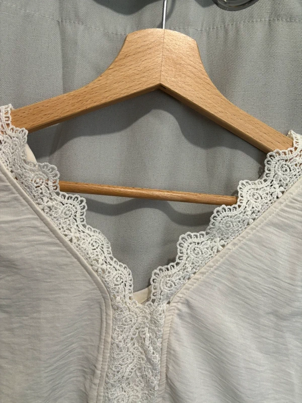 Blouse détails dentelle - photo numéro 2