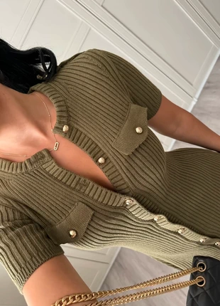 Vestido verde oliva de punto – botones dorados y corte favorecedor, marque: Local, état: Très bon état, taille: S / 36 / 8, 65,00 €, 68,95 € Protection acheteurs incluse