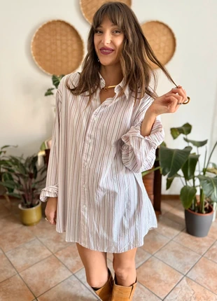 1990's vintage oversize white shirt with pink and tan vertical stripes, brand: Unique Vintage, condizioni: Ottime, taglia: L / IT 44 / EU 40, €15.00, €16.45 include la Protezione acquisti Pro
