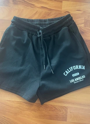 Schwarze Shorts, merk: Shein, staat: Heel goed, maat: S / 36 / 8, € 2,00, € 2,80 inclusief Kopersbescherming