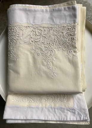 Laken en 2 kussenslopen geborduurd, merk: Vintage, staat: Heel goed, maat: 220-240 cm x 220-260 cm, € 40,00, € 42,70 inclusief Kopersbescherming