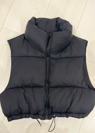Gilet cropped jacket piumino smanicato crop con elastici e collo alto, brand: Stradivarius, condizioni: Ottime, taglia: XS / IT 38 / EU 34, €10.00, €11.20 include la Protezione acquisti
