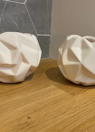 Set van 2 sierpotjes met geometrische vormen, staat: Heel goed, € 1,50, € 2,28 inclusief Kopersbescherming