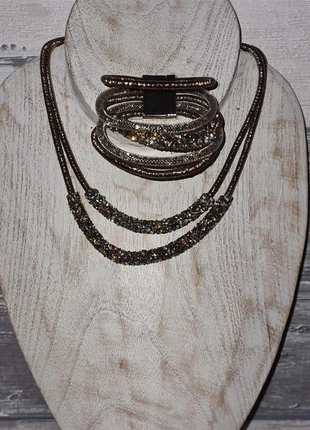 gouden kleurig juwelensetje, merk: Bel&Bo, staat: Heel goed, € 20,00, € 21,70 inclusief Kopersbescherming