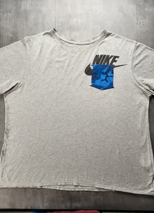 T-shirt Nike gris poche poitrine camouflage bleu Taille XXL, marke: Nike, zustand: Sehr gut, größe: XXL, 7,00 €, 8,05 € inklusive Vinted-Käuferschutz